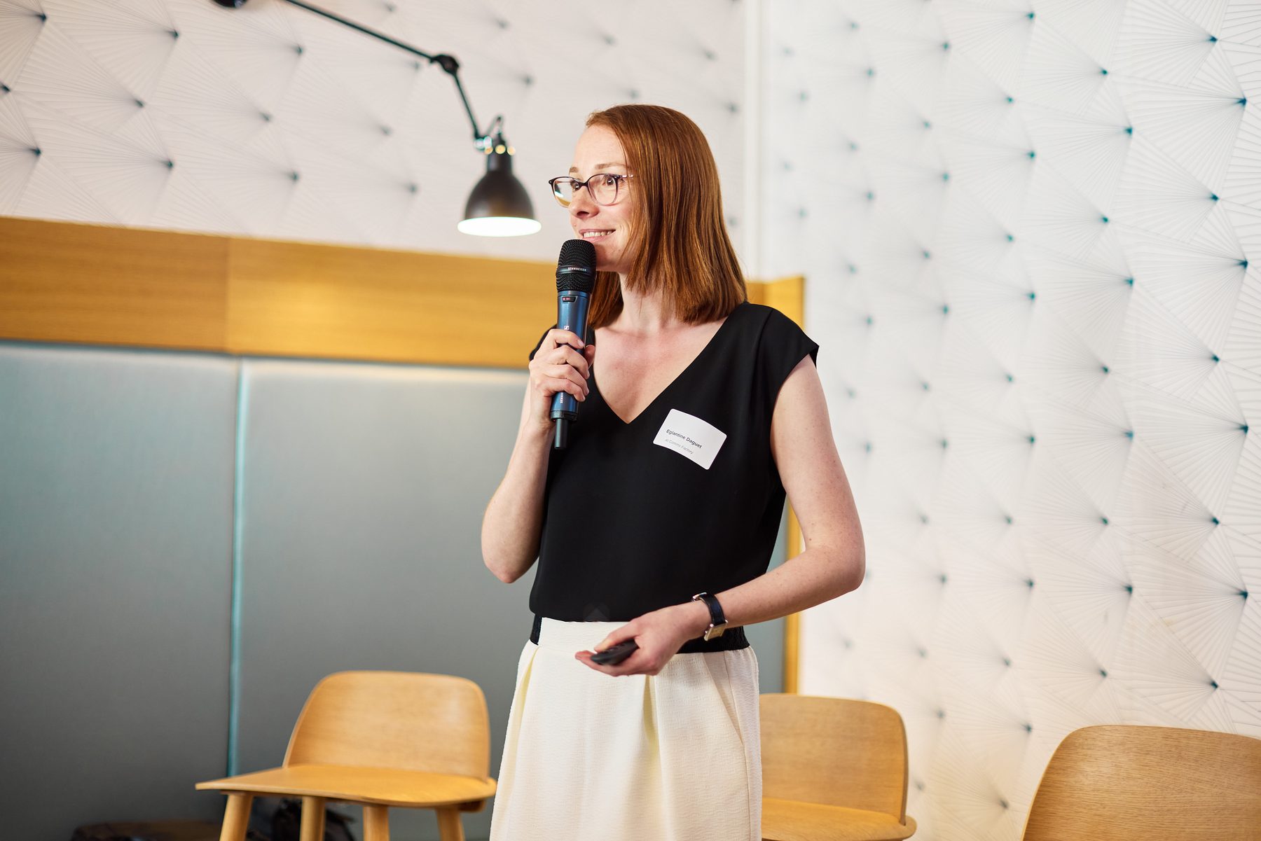 Églantine Daguet prend la parole devant les participants de Claude for Leaders à Genève